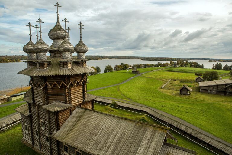 Церковь Покрова Богородицы на территории государственного историко-архитектурного и этнографического музея-заповедника Кижи в Карелии