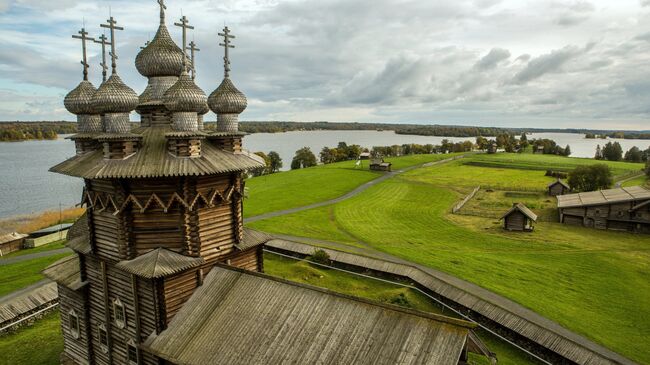 Церковь Покрова Богородицы на территории государственного историко-архитектурного и этнографического музея-заповедника Кижи в Карелии