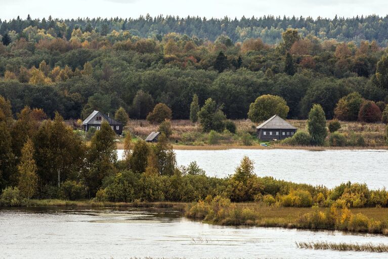 Осенние берега Онежского озера на территории государственного историко-архитектурного и этнографического музея-заповедника Кижи в Карелии