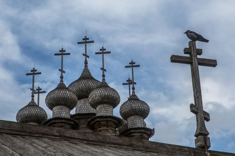 Купола церкви Покрова Богородицы в государственном историко-архитектурном и этнографическом музее-заповеднике Кижи в Карелии