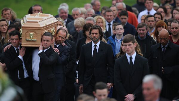 Актер Джим Керри во время похорон Катрионы Уайт