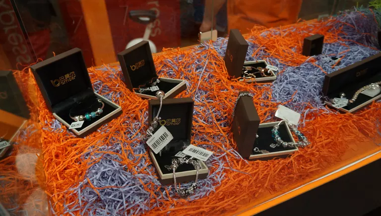 Товары в первом в мире шоуруме компании AliExpress, открывшемся на Ленинградском вокзале в Москве Товары в первом в мире шоуруме компании AliExpress, открывшемся на Ленинградском вокзале в Москве