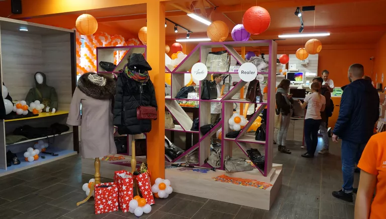 Первый в мире шоурум компании AliExpress, открывшийся на Ленинградском вокзале в Москве Первый в мире шоурум компании AliExpress, открывшийся на Ленинградском вокзале в Москве