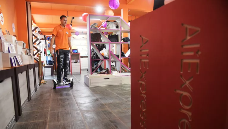 Первый в мире шоурум компании AliExpress, открывшийся на Ленинградском вокзале в Москве Первый в мире шоурум компании AliExpress, открывшийся на Ленинградском вокзале в Москве