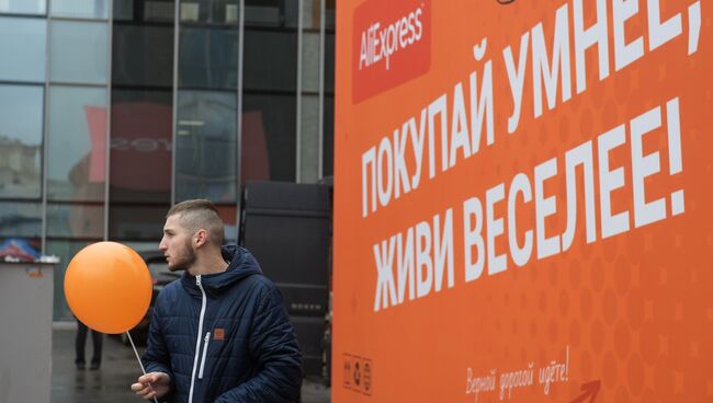 Посетитель у первого в мире шоурума компании AliExpress, открывшегося на Ленинградском вокзале в Москве. Архивное фото