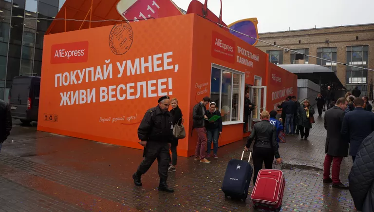 Первый в мире шоурум компании AliExpress, открывшийся на Ленинградском вокзале в Москве Первый в мире шоурум компании AliExpress, открывшийся на Ленинградском вокзале в Москве