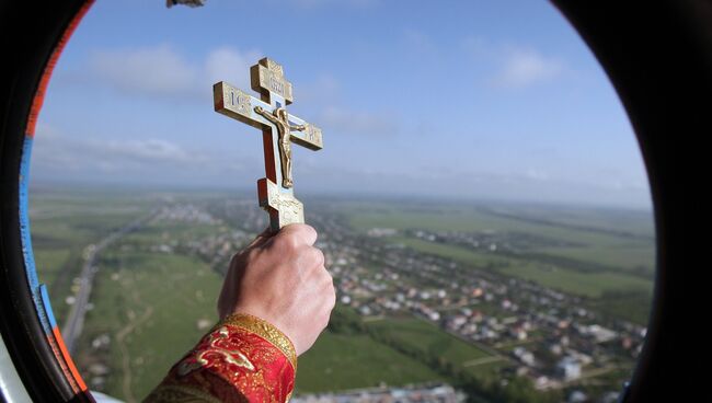 Священник на вертолета МЧС. Архивное фото