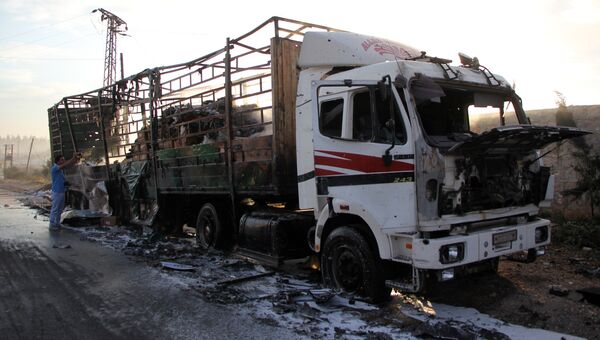 Сгоревший в результате обстрела грузовик гуманитарного конвоя ООН в городе Урум аль-Кубра недалеко от Алеппо. Архивное фото