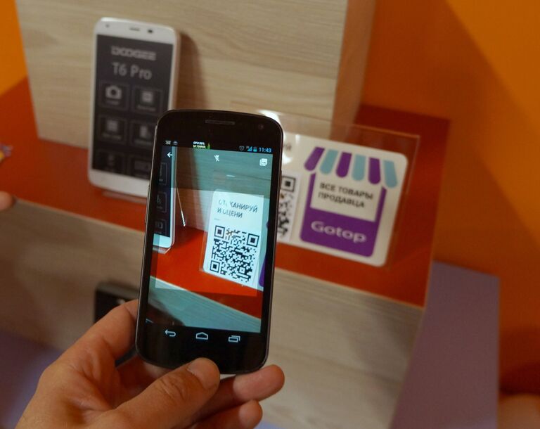 Сканирование QR-кода товара в шоуруме Aliexpress Сканирование QR-кода товара в шоуруме Aliexpress