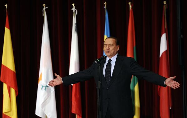 Сильвио Берлускони выступает с речью в полицейской академии в городе Л’Акуила