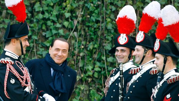 Сильвио Берлускони общается с карабинерами в Риме