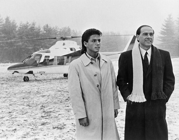Сильвио Берлускони с сыном Пьером Сильвио в Милане. 1 марта 1986