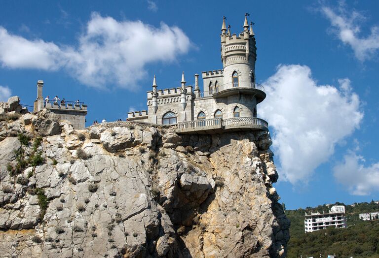 Замок Ласточкино гнездо на береговой скале в поселке Гаспра в Крыму