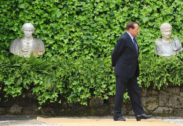Премьер-министр Италии Сильвио Берлускони ожидает прибытия гостей на вилле Мадама