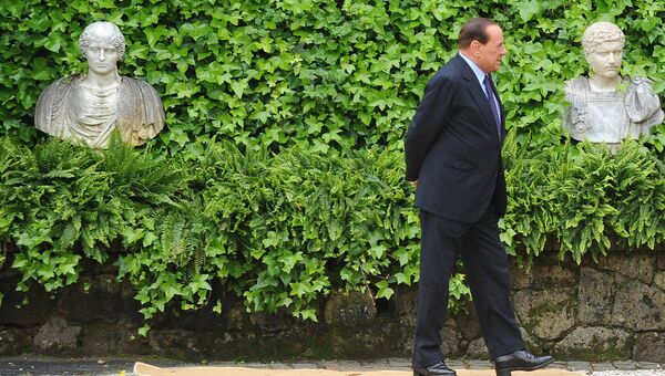 Премьер-министр Италии Сильвио Берлускони ожидает прибытия гостей на вилле Мадама