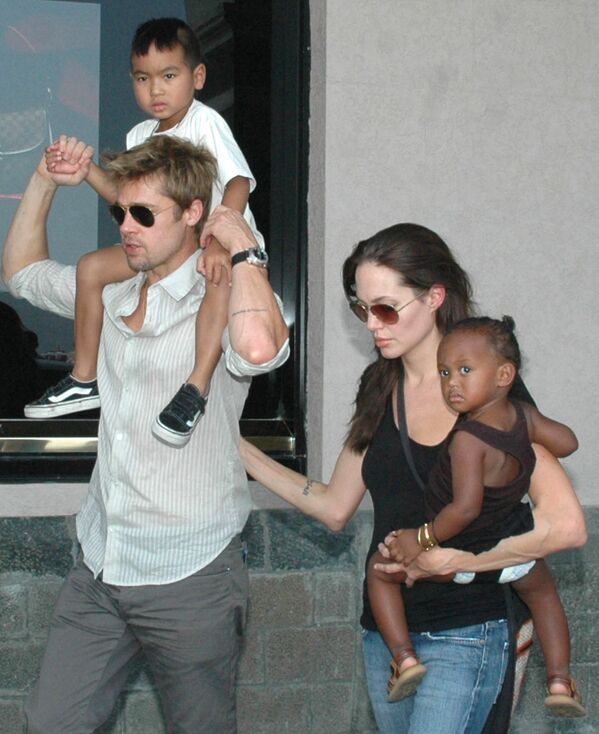 Американские актеры Анджелина Джоли и Брэд Питт с детьми, 2006 год