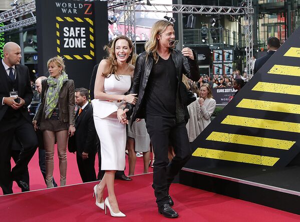 Американские актеры Анджелина Джоли и Брэд Питт. 2013 год