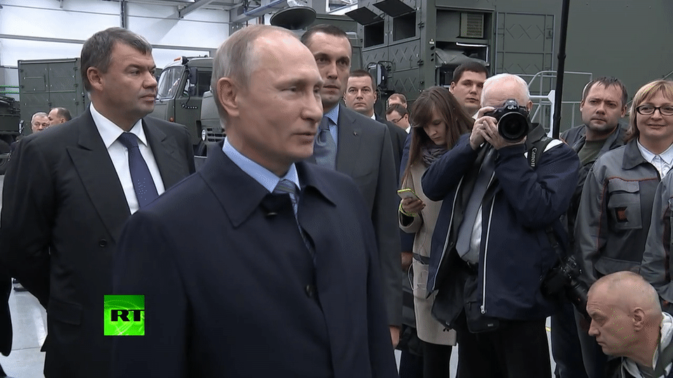 Путин пошутил над серьезным рабочим концерна Калашников. ВИДЕО