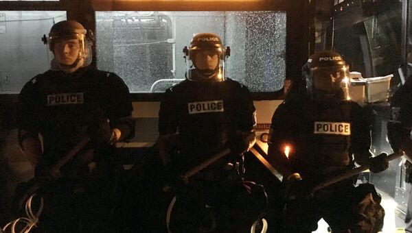 Сотрудники полиции во время акции протеста в Северной Каролине из-за убийства полицейским афроамериканца