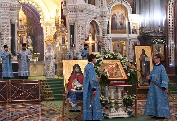 Богослужение в честь прибытия мощей святого Силуана Афонского в храме Христа Спасителя в Москве