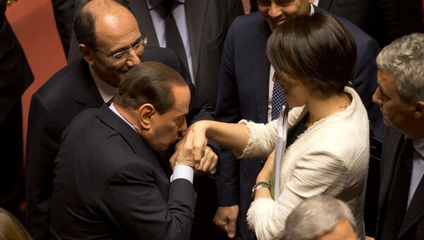 Бывший премьер-министр Италии Сильвио Берлускони целует руку министру сельского хозяйства Nunzia De Джироламо Нунции Де Джироламо