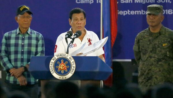 Президент Филиппин Родриго Дутерте со списком политиков и официальных лиц страны, якобы вовлеченных в незаконный оборот наркотиков на Филиппинах. Архивное фото