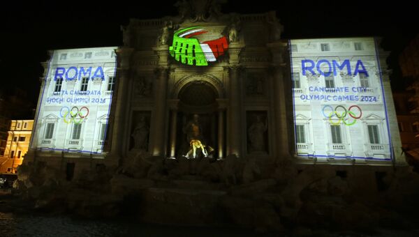 Логотип Олимпийских игр-2024 во время демонстрации на площади Фонтан ди Треви в Риме. Архивное фото
