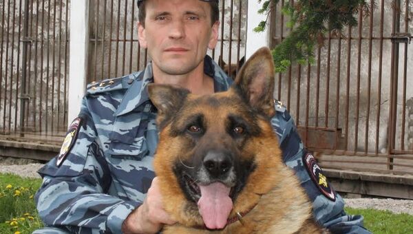Кинолог и служебно-розыскная собака по кличке Лэнда полиции Кемеровской области