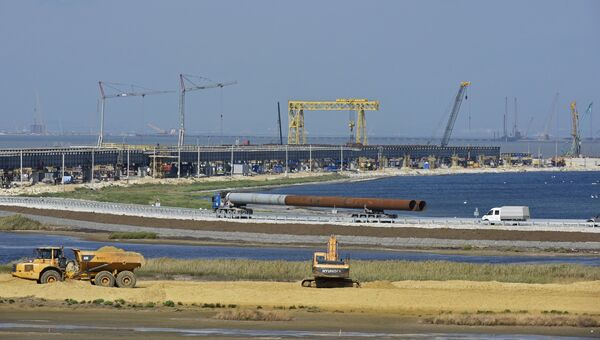 Вид на строительную площадку моста через Керченский пролив со стороны Таманского полуострова. Архивное фото