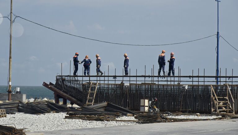 Рабочие на строительстве моста через Керченский пролив в Крыму