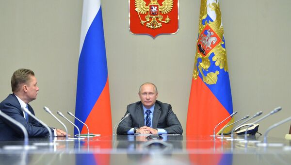 Владимир Путин в режиме видеосвязи принимает участие в запуске в эксплуатацию месторождения. Архивное фото