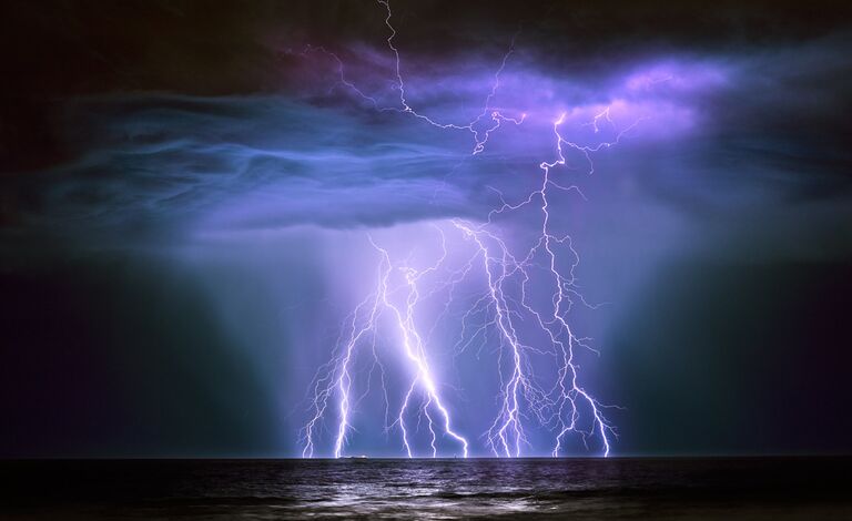 Финалист конкурса Фотограф погодных явлений-2016. Graham Newman - Oil Tanker Guanabura hit by Lightning