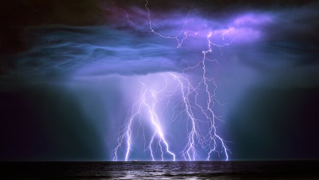 Финалист конкурса Фотограф погодных явлений-2016. Graham Newman - Oil Tanker Guanabura hit by Lightning