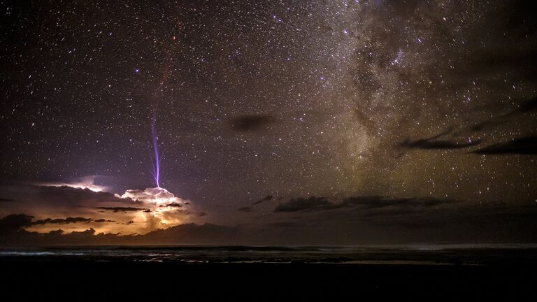 Финалист конкурса Фотограф погодных явлений-2016. Ben Cherry - Sprite Lightning