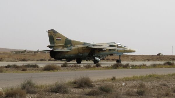 Самолет ВВС Сирии взлетает с аэродрома под Дамаском. Архивное фото