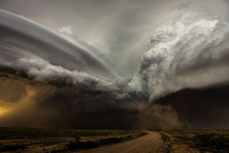 Финалист конкурса Фотограф погодных явлений-2016. Camelia Czuchnicki - Clash of the Storms