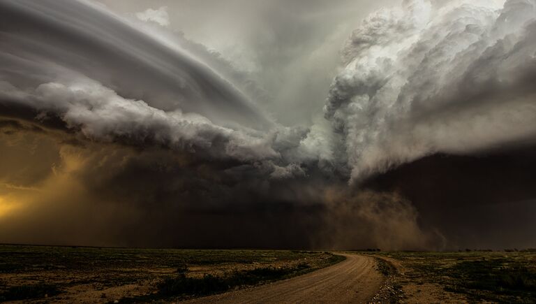 Финалист конкурса Фотограф погодных явлений-2016. Camelia Czuchnicki - Clash of the Storms