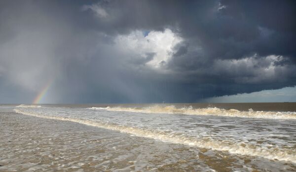 Финалист конкурса Фотограф погодных явлений-2016. James Bailey - Hailstorm and Rainbow over the seas of Covehithe