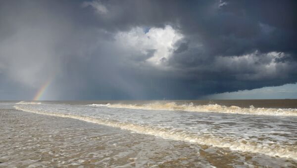 Финалист конкурса Фотограф погодных явлений-2016. James Bailey - Hailstorm and Rainbow over the seas of Covehithe