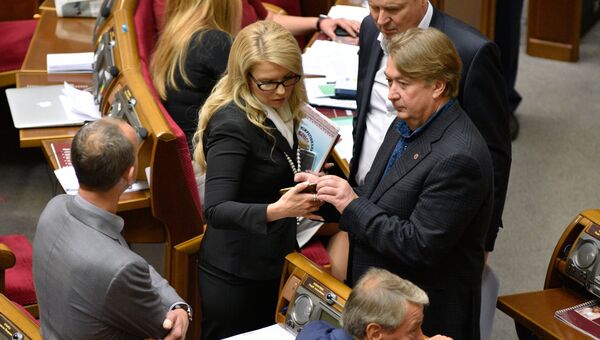 Лидер фракции ВО Батькивщина Юлия Тимошенко (в центре) на заседании Верховной рады Украины