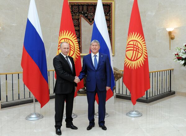 Президент РФ Владимир Путин во время встречи с президентом Киргизии Алмазбеком Атамбаевым в Бишкеке. 2016 год Президент РФ Владимир Путин во время встречи с президентом Киргизии Алмазбеком Атамбаевым в Бишкеке. 2016 год