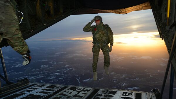 Американский военный во время десантирования из самолета Hercules C-130. Архивное фото