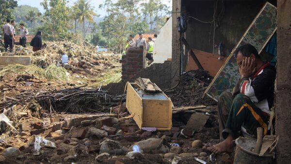 Местный житель в разрушенном в результате оползня доме на острове Ява. Архивное фото