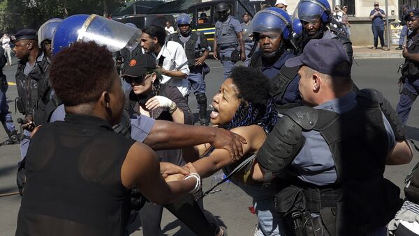 Задержание демонстрантов во время студенческой акции протеста в Йоханнесбурге, Южная Африка. 21 сентября 2016