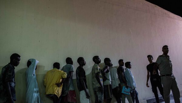 Спасенные после крушения судна в Средиземном море мигранты в полицейском участке в Египте. Архивное фото