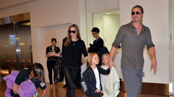 Брэда Питт и Анджелина Джоли с детьми в аэропорту Токио, Япония. Архивное фото