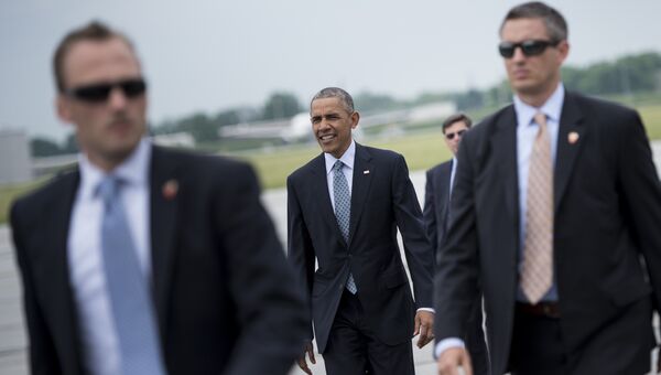 Президент США Барак Обама в сопровождении охраны. Архивное фото