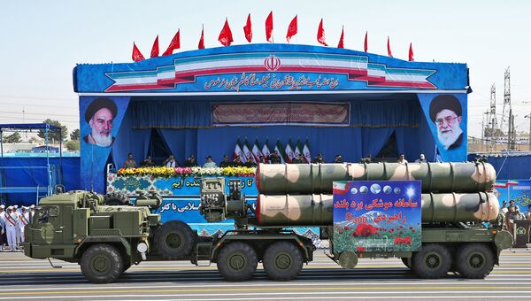 Российский зенитный ракетный комплекс (ЗРК) С-300 во время парада в Тегеране