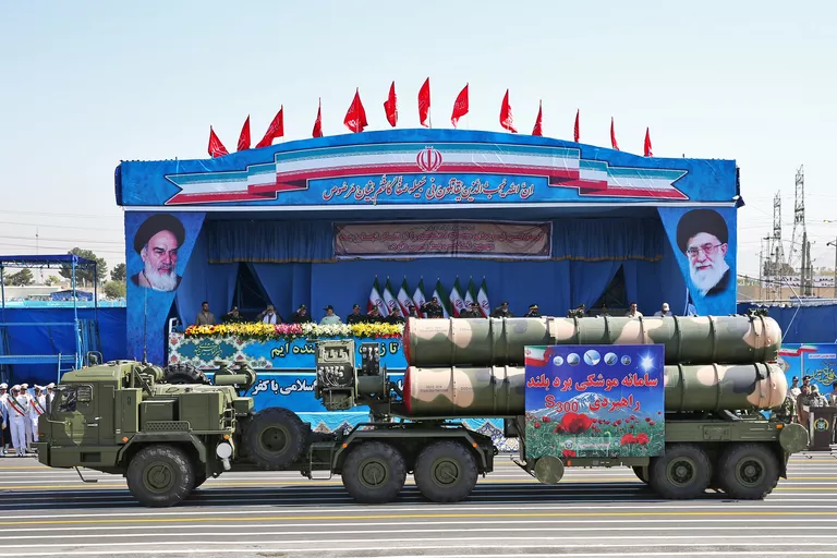 ЗРК С-300 на военным параде в Тегеране ЗРК С-300 на военным параде в Тегеране