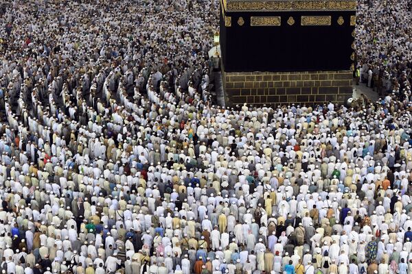 Паломники во время хаджа становятся на молитву вокруг Каабы в мечети Масджид аль-Харам в Мекке